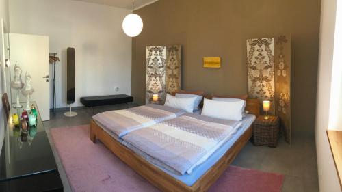 布尔Sonnige Wohnung im Herzen von Bühl的一间卧室配有一张大床和电视