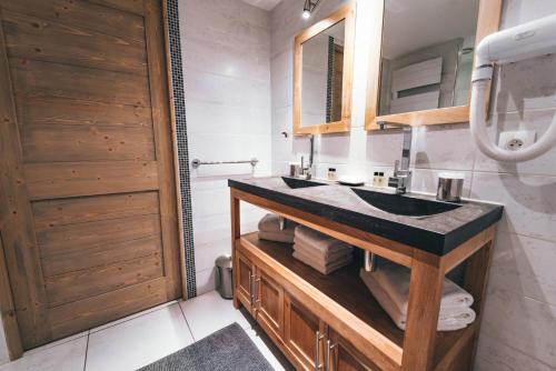 蒂涅Appartement Orion by ExplorHome的一间带水槽和镜子的浴室