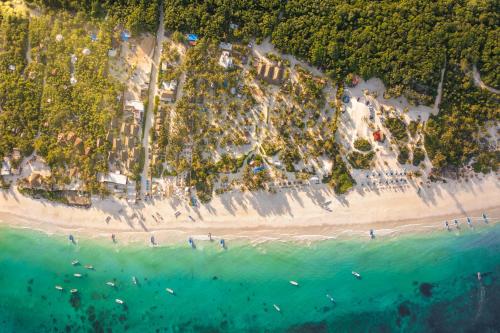 图卢姆Alito Tulum Hotel的和水中的人一起欣赏海滩的空中景色