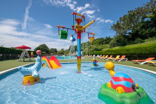 纽基Newquay Caravan Holiday的一个带玩具的游泳池的水上公园