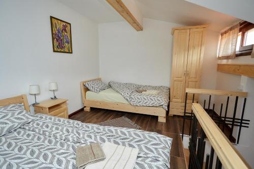 索科矿泉村Apartmani ,,Vasa ,, 4的一间卧室配有一张床和长凳