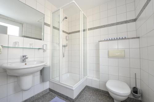 科隆英泽尔酒店的白色的浴室设有卫生间和水槽。