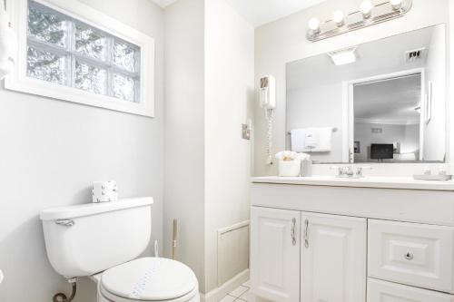 安娜玛丽亚Southern Magnolia的白色的浴室设有卫生间和水槽。