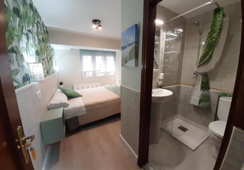 希洪海德马尔旅馆的一间带床、水槽和卫生间的浴室