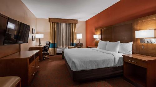 克洛维斯克洛维斯康福特茵酒店及套房的配有一张床和一张书桌的酒店客房