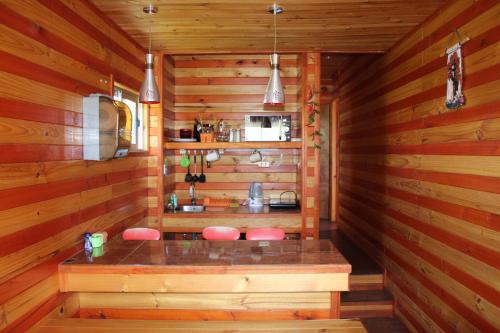 阿尔加罗沃Algarrobo Lodge的小木屋内带粉红色凳子的桑拿浴室