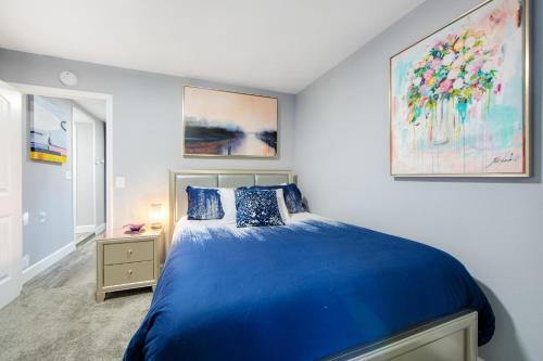 箭头湖Arrowhead Aerie的一间卧室设有蓝色的床和窗户。