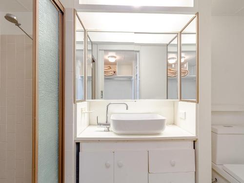 黄金海岸Kooringal Unit 4的一间带水槽和镜子的浴室