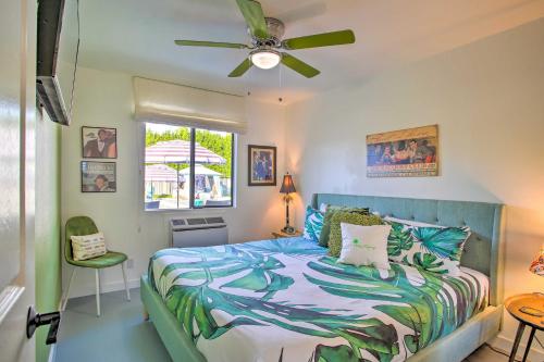 棕榈泉Vibrant Palm Springs Gem Pool, 3 Mi to Downtown的一间卧室配有一张床和吊扇