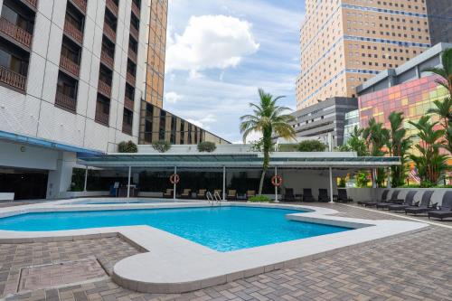 吉隆坡吉隆坡斯里太平洋酒店的一座建筑物中央的游泳池