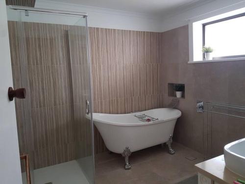 WaikerieSpacious Holiday Home - Waikerie的带浴缸和盥洗盆的浴室