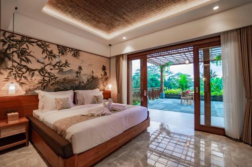 乌布Uma Shanti Villa by Mahaputra的一间卧室设有一张大床和一个滑动玻璃门