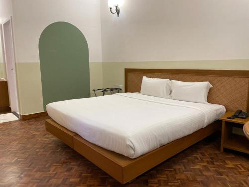 钦奈Hanu Reddy Residences - Nawab Habibullah Avenue的一间卧室配有一张带白色床单的大床