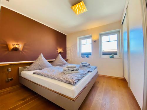 普特布斯Hafenblick的一间小卧室,配有带2扇窗户的床