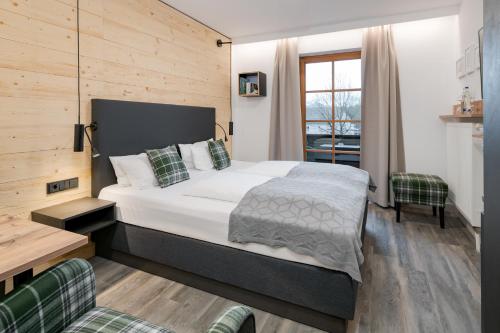 基姆湖畔普林诺伊尔酒店的一间卧室设有一张大床和一个窗户。