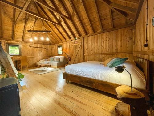 丰沙尔Mountain Eco Shelters 2的小木屋内一间卧室,配有一张床