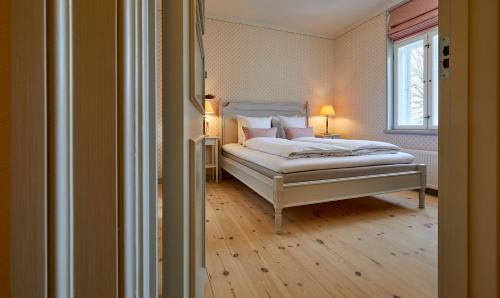 岑讷沙肯柏格斯洛特季度的一间卧室设有一张床和一个窗口
