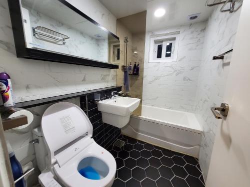 横城Grace River House-Block B的浴室配有卫生间、浴缸和水槽。