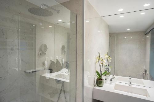 波尔图HF菲尼克斯波尔图酒店的一间带两个盥洗盆和淋浴的浴室