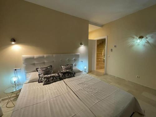 米哈斯Casa Amaryllis的卧室配有一张带两个枕头的大白色床