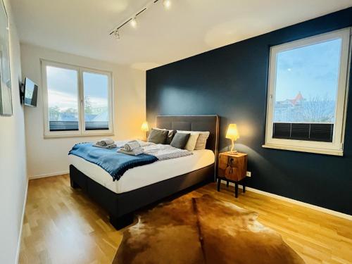 宾茨Ferienwohnung Strandgold的一间卧室设有一张床和两个窗户。