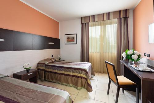 塞蒂莫托里内塞雷柯德酒店的酒店客房配有两张床和一张书桌