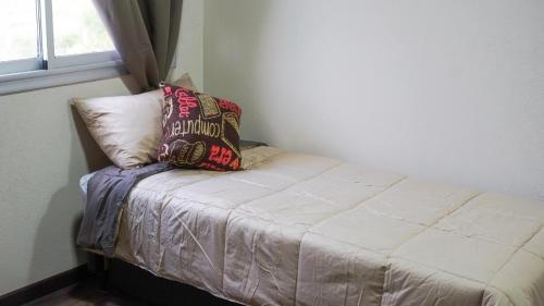 门多萨Divina Montaña的一张床上的枕头,放在一个房间里