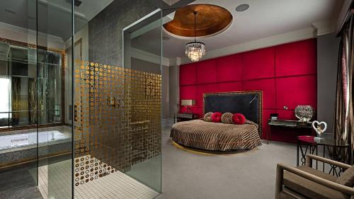 波特劳伊斯米德兰兹公园酒店 的一间卧室设有一张床和红色的墙壁