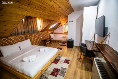 戈里察Hotel Restorant Delisia的一间卧室配有一张床,上面有两条毛巾