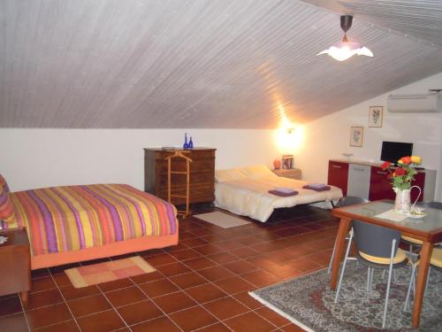 弗拉博萨索塔纳知更鸟酒店的一间卧室配有两张床、一张桌子和一张桌子