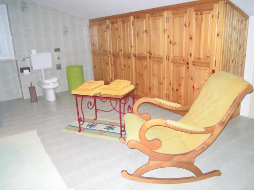 弗拉博萨索塔纳知更鸟酒店的一间带椅子和桌子的浴室,以及一间卫生间