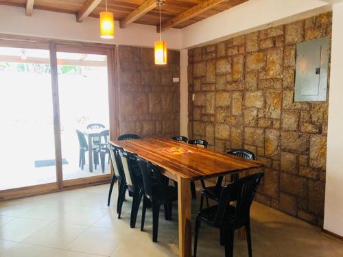 圣维森特Casa de Paz的一间带木桌和椅子的用餐室