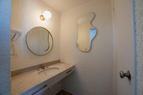 埃斯特角城Selina Punta Del Este的一间带水槽和镜子的浴室