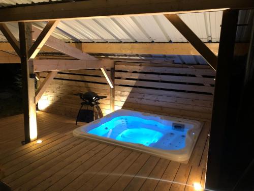 BelfahyChalet du Fayard - jacuzzi avec vue et détente en pleine nature的桑拿浴室中间的热水浴池