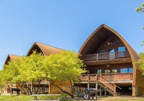 峡谷湖Canyon Lakeview Resort的大型木房子,设有 ⁇ 盖屋顶