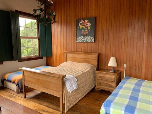 欧鲁普雷图Pouso dos Sinos的一间卧室设有两张单人床和一个窗户。