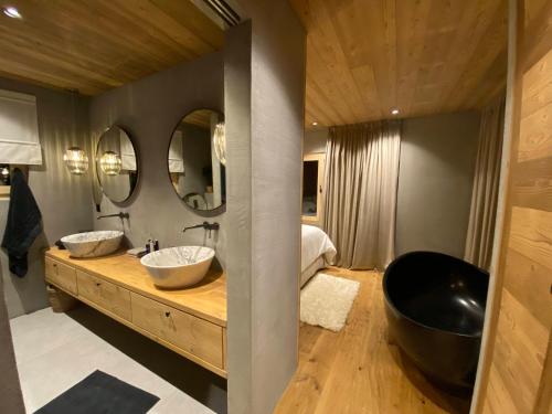 克莱恩 蒙塔纳Chalet 7 Luxury Chalet with Cinema room的浴室设有2个水槽和2面镜子