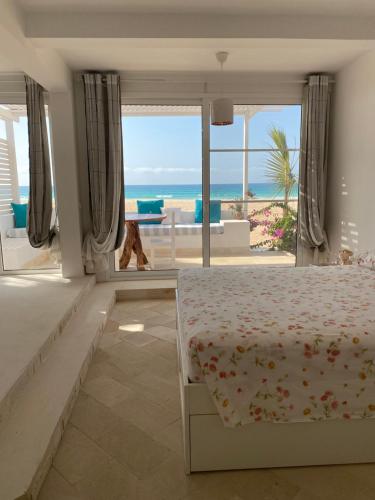 CabeçadasVilla Nº25b Alfredo Marchetti suites on the beach Praia di Chaves的一间卧室配有一张床,享有海景