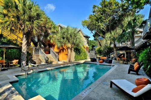 基韦斯特杜鲁门酒店的棕榈树庭院内的游泳池