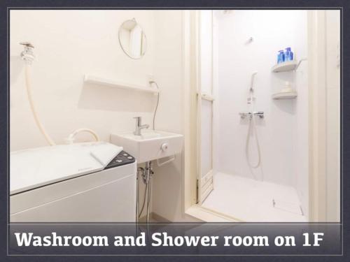 东京Peace Inn SkytreeTokyo - Vacation STAY 71958v的带淋浴、盥洗盆和镜子的浴室