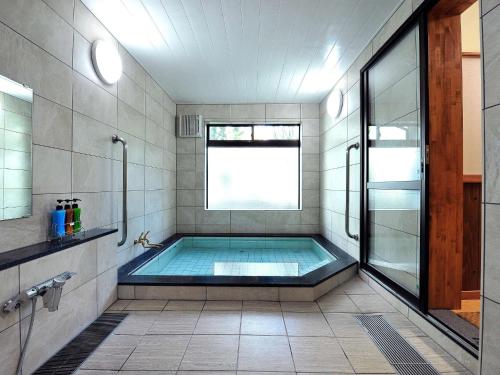松本Ryokan Seifuso - Vacation STAY 02201v的一间带游泳池和窗户的浴室
