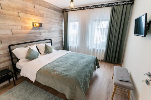 莱斯诺夫MyApartment的一间卧室配有一张木墙床