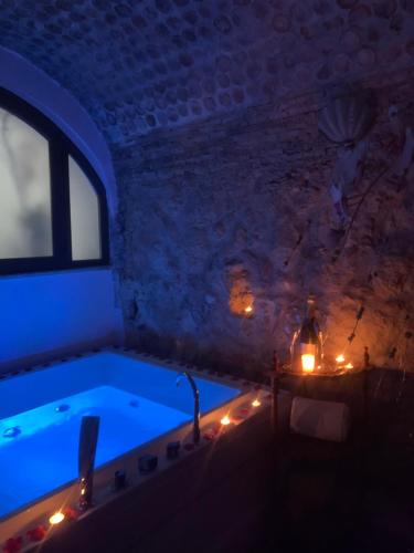 皮佐B&B Casa Angelieri的浴室配有带灯的浴缸。