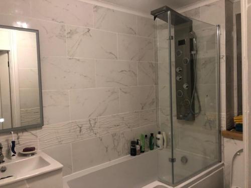 伦敦Beautiful Large ROOM in London Flat的带淋浴和盥洗盆的浴室