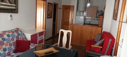 卡索拉Alojamiento Entradita Cazorla的一间带桌椅的客厅和一间厨房