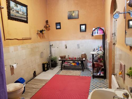 基多CASA VIEJA del Centro Historico的一间带卫生间和红色地毯的浴室