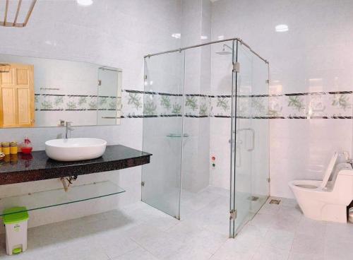 头顿Rio 008 homestay的带淋浴、盥洗盆和卫生间的浴室