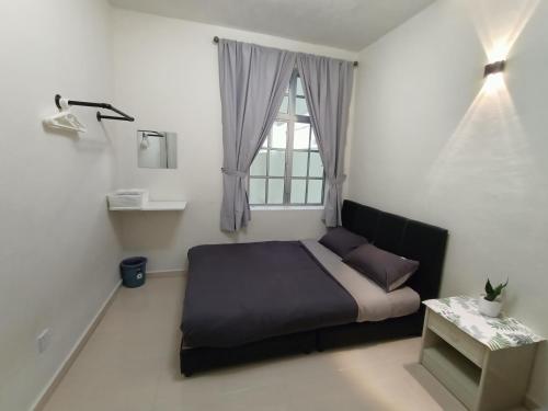 金马仑高原Dream 2的一间卧室设有一张床和一个窗口