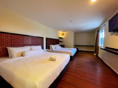 双溪大年M Season Boutique Hotel Sdn Bhd的酒店客房设有两张床和电视。