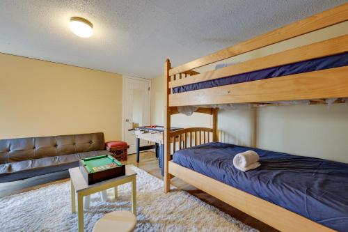 坦纳斯维尔Pocono Paradise 143, NEW 4bd, Tannersville, Camelback, Kalahari的一间卧室配有双层床和沙发
